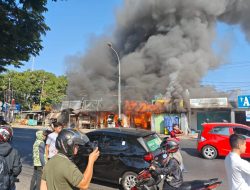 Damkarmat Makassar Kembali Melakukan Pemadaman Kebakaran di Wilayah Biringkanaya, 6 Unit Armada  Dikerahkan Untuk Memadamkan Api