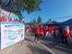 Rayakan Kemerdekaan dengan Cara Berbeda, Pedagang Pasar Senggol Ajak Warga Senam Bersama